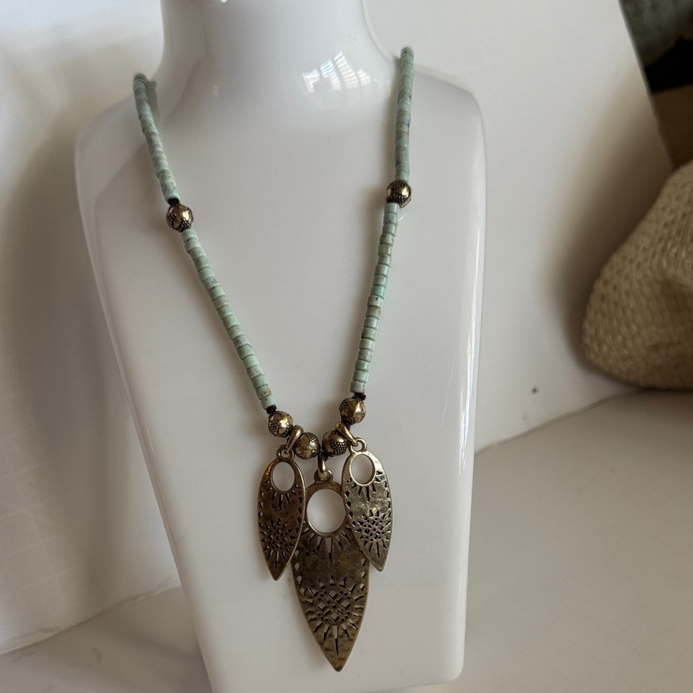 Elegant Gold and Green Pendant Necklace